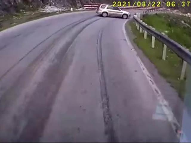 Tin tức trong ngày - Clip: Drift như phim Fast And Furious, ô tô thoát nạn trên đèo Thung Khe