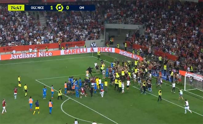 CĐV quá khích của Nice tràn xuống đòi đánh cầu thủ Marseille