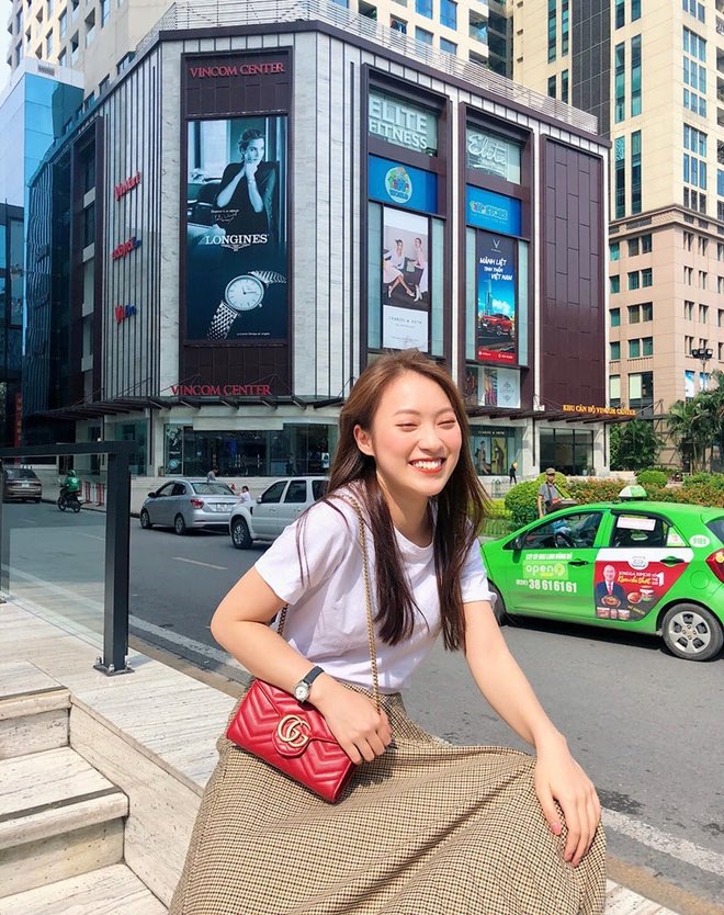 Chuyển hướng sang hình ảnh quý cô thanh lịch, nữ tính, Khánh Vy diện chân váy Zara kết hợp áo thun trắng, mix với túi Gucci size nhỏ có giá khoảng 1.860 USD. Ngoài ra, cô còn kết hợp với đồng hồ quai mảnh làm điểm nhấn.&nbsp;
