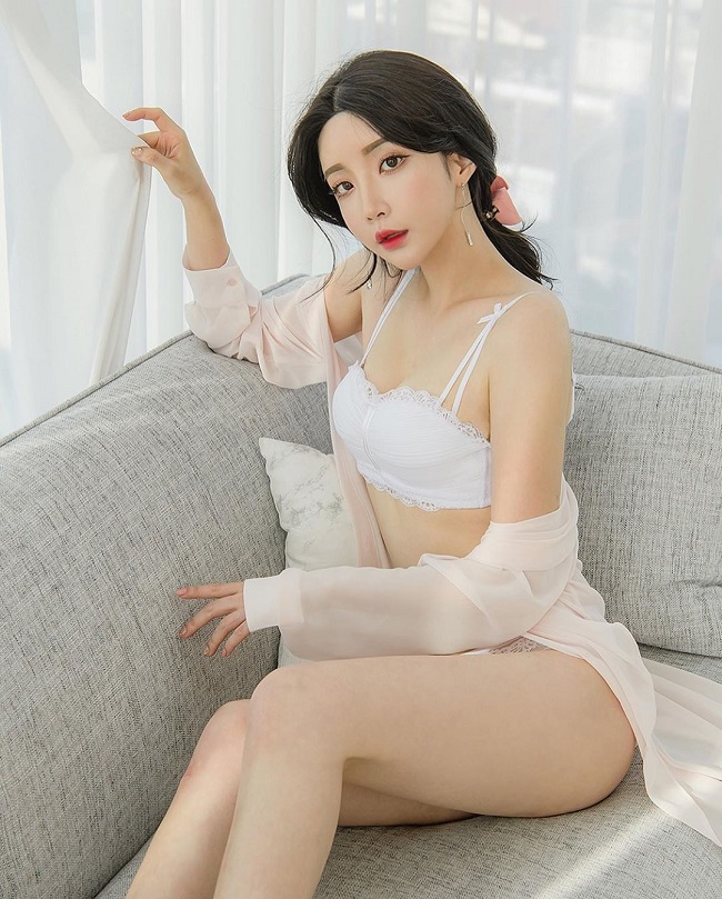 Bên cạnh đó, nàng mẫu nội y còn sở hữu nước da trắng không tỳ vết theo đúng chuẩn làn da thủy tinh ở Hàn Quốc khiến nhiều người ngưỡng mộ.
