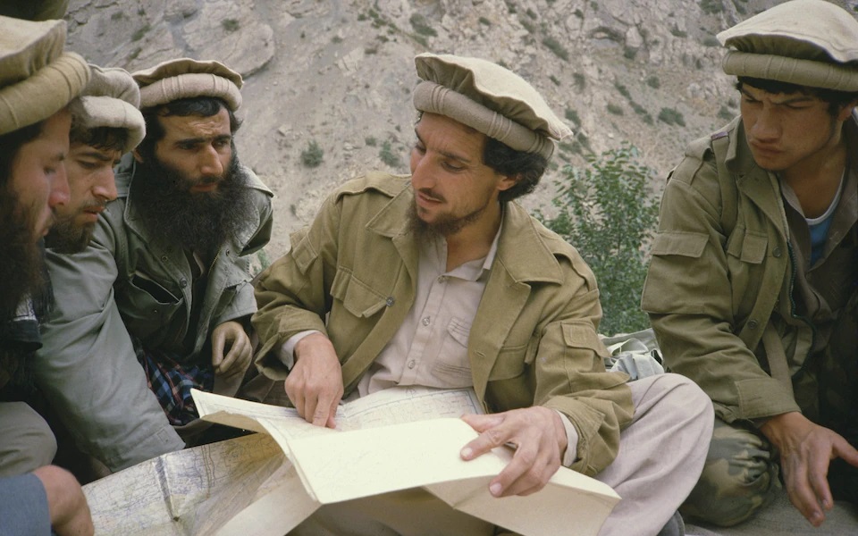 Chỉ huy Ahmad Shah Massoud (cầm giấy). Ảnh: Telegraph