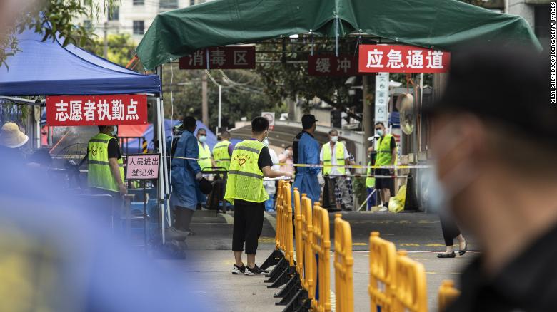 Nhân viên an ninh, tình nguyện viên có mặt tại một địa điểm phong tỏa ở Thượng Hải, Trung Quốc, ngày 21.8.