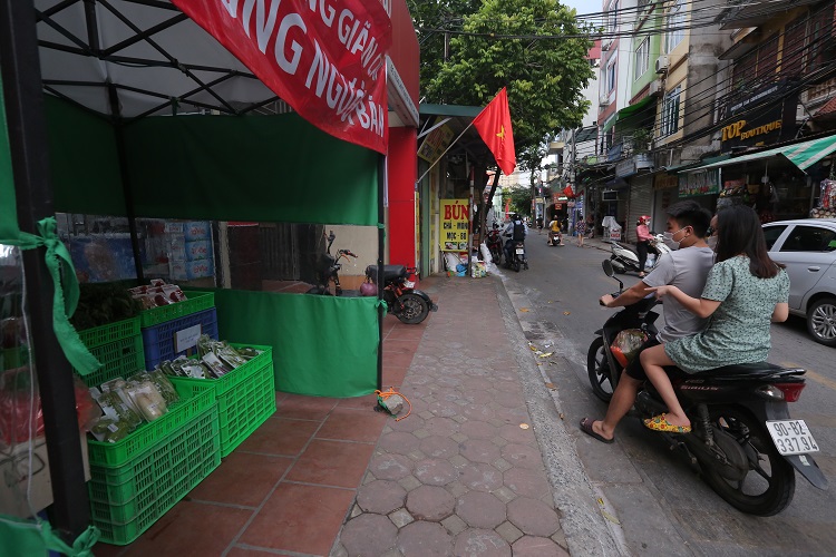 Trước diễn biến phức tạp của dịch Covid-19, nhiều cửa hàng bán nhu yếu phẩm trên địa bàn TP Hà Nội đã có những mô hình mới nhằm thuận tiện cho việc kinh doanh cũng như đáp ứng yêu cầu giãn cách xã hội.