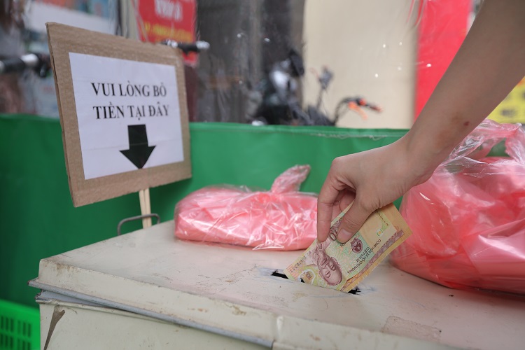 Anh Nguyễn Hoàng Kiệt, quản lý nhà hàng, cho biết xuất phát từ ý tưởng cùng chung tay giúp người dân vượt qua dịch Covid-19 nên công ty anh làm việc đã đưa ra ý tưởng "Cửa hàng giãn cách không người bán".