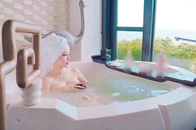 Loạt hình ảnh gây bất ngờ của Chi Pu, Vũ Ngọc Anh - 12