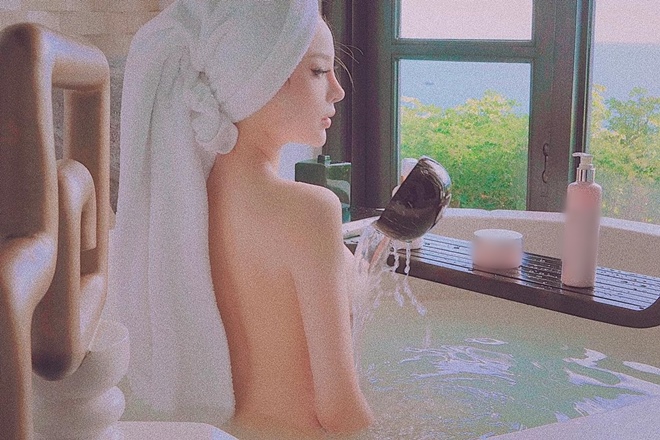 Loạt hình ảnh gây bất ngờ của Chi Pu, Vũ Ngọc Anh - 13