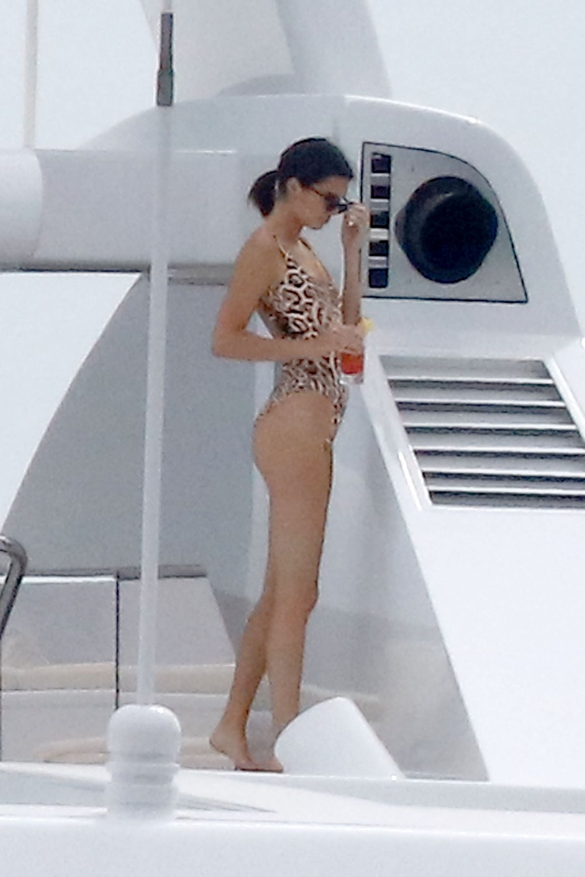 Kendal Jenner khoe dáng với áo bơi dây trên du thuyền - 13