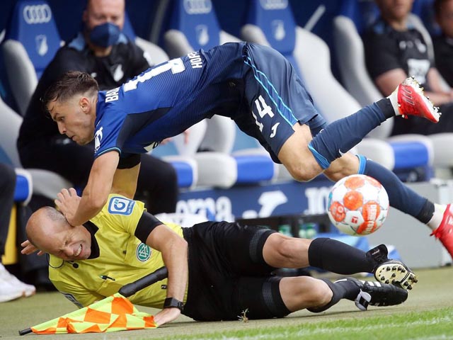 Bóng đá - Hy hữu 2 SAO Bundesliga lao vào húc nhau, trọng tài thành nạn nhân