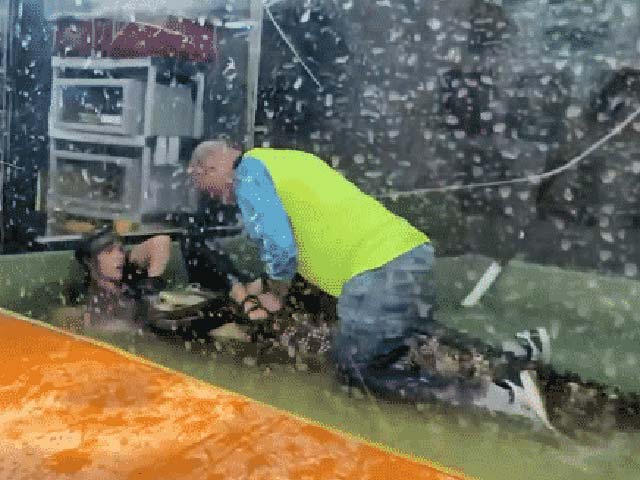 Thể thao - Choáng du khách tung đòn khống chế cá sấu, trọng tài suýt gây án mạng