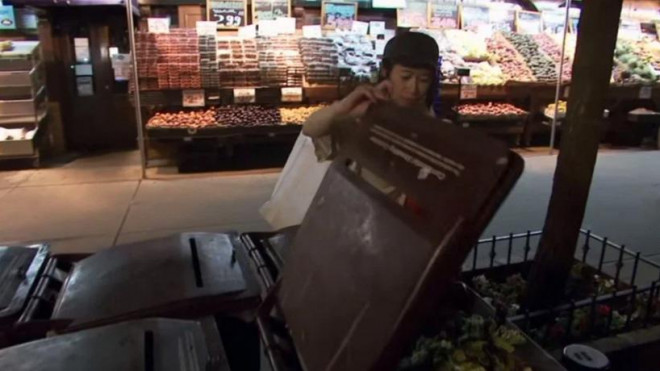 Cô gái Mỹ gốc Nhật khiến nhiều người phát hoảng khi lục tung thùng rác để kiếm đồ ăn.