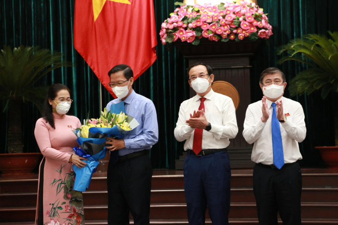 Lãnh đạo TP HCM tặng hoa, chúc mừng ông Phan Văn Mãi được bầu làm Chủ tịch UBND TP HCM trưa 24-8 (ảnh: Nguyễn Phan)