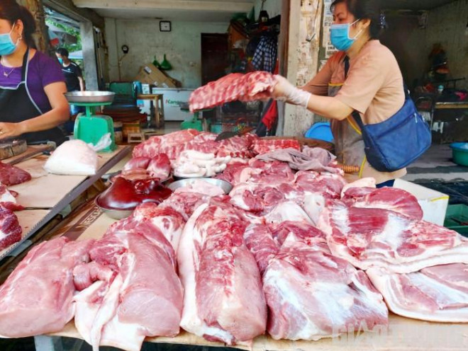 Giá lợn hơi xuống thấp, giá thịt bán lẻ vẫn "neo" cao.