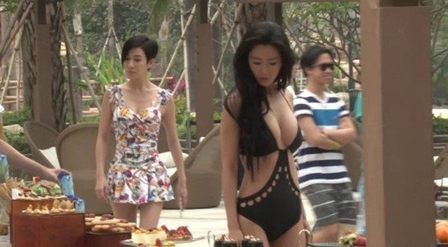 Nữ hoàng gợi cảm xứ Hàn đã có những khoảnh khắc khoe thân hình nóng bỏng ở cảnh quay tại bể bơi.
