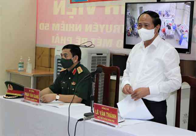 Phó Thủ tướng Lê Văn Thành và Đại tướng, Bộ trưởng Bộ Quốc phòng Phan Văn Giang làm việc với bệnh viện dã chiến truyền nhiễm số 5D. Ảnh: QK7