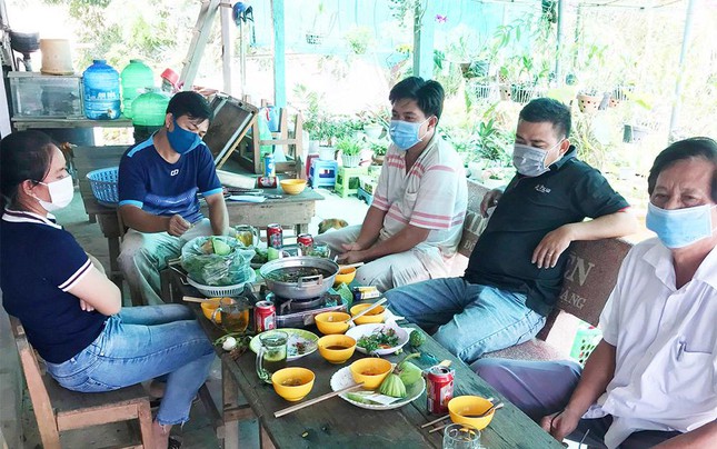 Những người nhậu chung cùng Hiệu trưởng trường Tiểu học - THCS Trần Quang Khải - Ảnh: Báo An Giang.