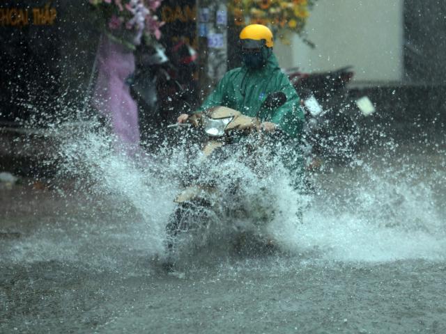 Tin tức trong ngày - Miền Bắc hứng đợt mưa dông rất to từ đêm nay (24/8)