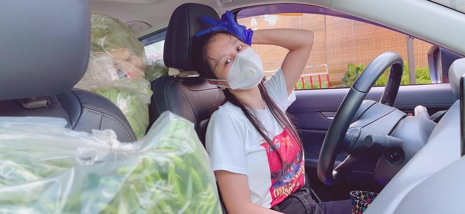 Lái xe chở rau củ tặng người nghèo, kiều nữ làng hài bất ngờ gặp tai nạn trên đường - 1