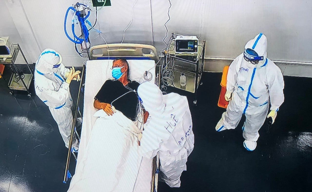 Bác sĩ điều trị cho bệnh nhân COVID-19 tại TP.HCM.