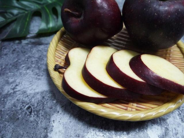 Táo kim cương đen rất ngọt