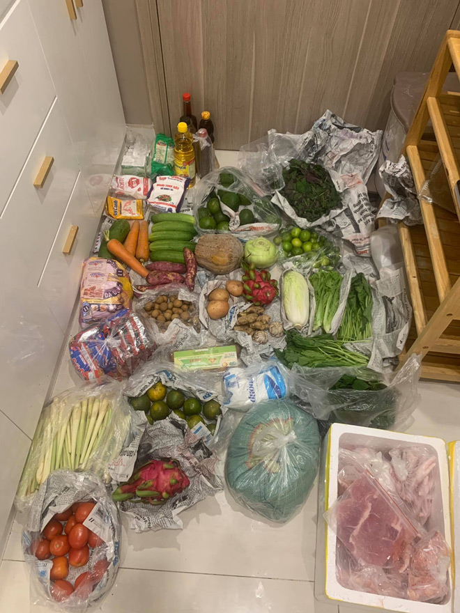 Toàn bộ đồ ăn gia đình gửi cho Đạt.