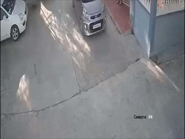 Ô tô - Xe máy phóng nhanh đâm sầm vào ô tô, người bay qua mui xe