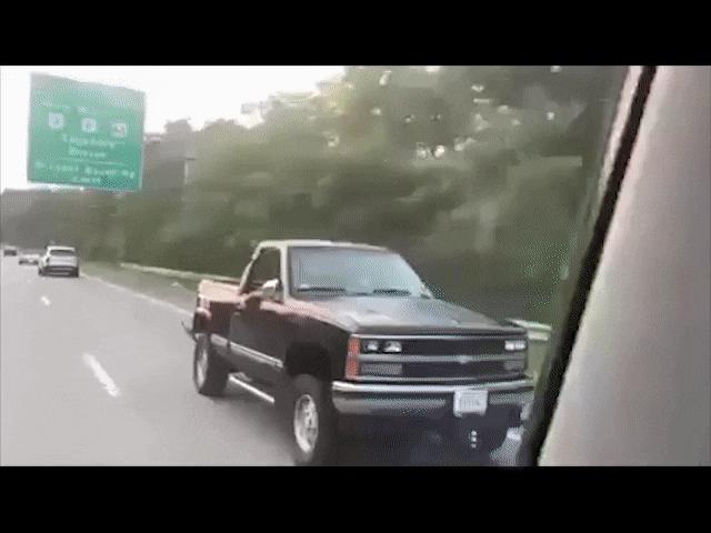 Ô tô - Hoảng hốt khi xe bán tải "chạy ngược" trên đường cao tốc