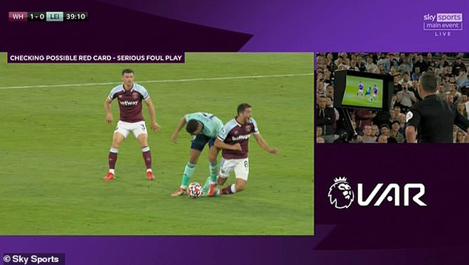 Công nghệ VAR đã vào cuộc kịp thời trong pha bóng này