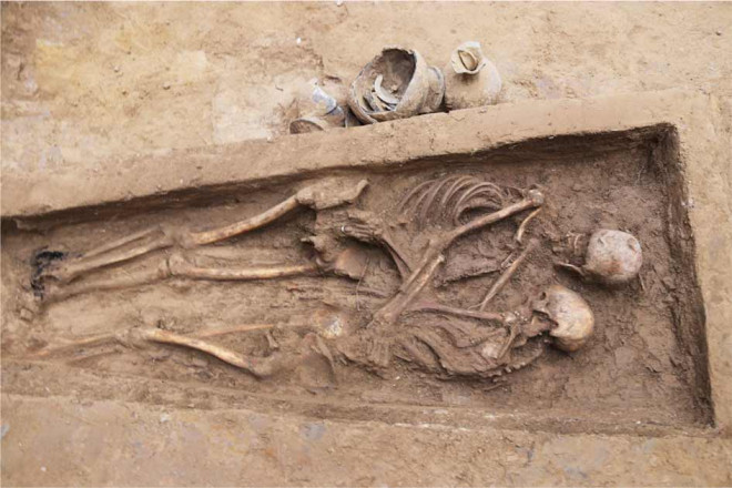 Cận cảnh cặp đôi trong ngôi mộ cổ gây xúc động - Ảnh: International Journal of Osteeoarcaeology