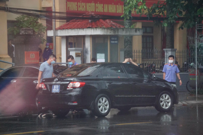 Cơ quan điều tra bắt giữ Phó trưởng Công an quận Đồ Sơn Phạm Quang Tuấn - Ảnh: Trọng Đức