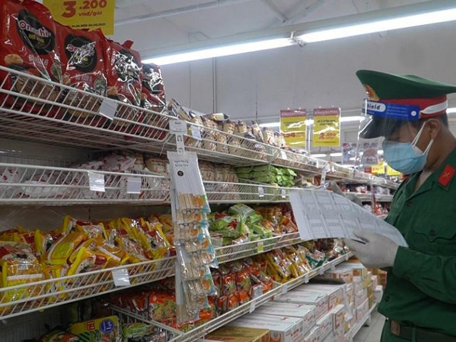 Media - Video: Bộ đội đi siêu thị, gõ cửa từng nhà đưa thực phẩm cho dân