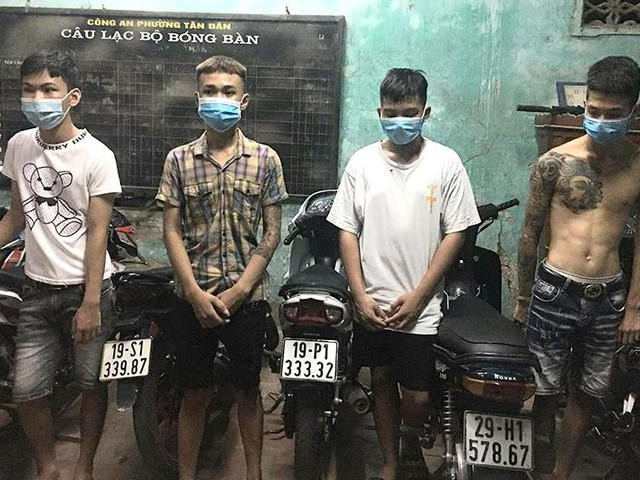 Pháp luật - Bắt giữ gần chục thanh thiếu niên lạng lách, đánh võng "bốc đầu" xe máy