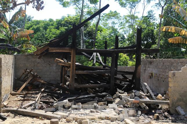 Một nhà chứa rơm bị cháy ở xã Sơn Tiến.