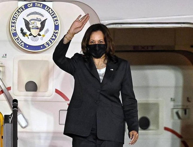 Chuyên cơ Không lực Hai hạ cánh xuống sân bay Nội Bài, thủ đô Hà Nội lúc 22h ngày 24/8, bắt đầu chuyến thăm chính thức Việt Nam của Phó Tổng thống Mỹ Kamala Harris