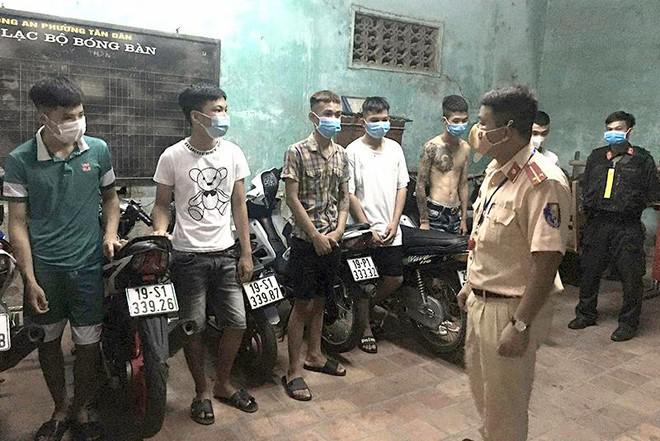 Nhóm thanh thiếu niên tụ tập điều khiển mô tô phóng nhanh, lạng lách, "bốc đầu" bị lực lượng CATP Việt Trì tuần tra phát hiện bắt giữ