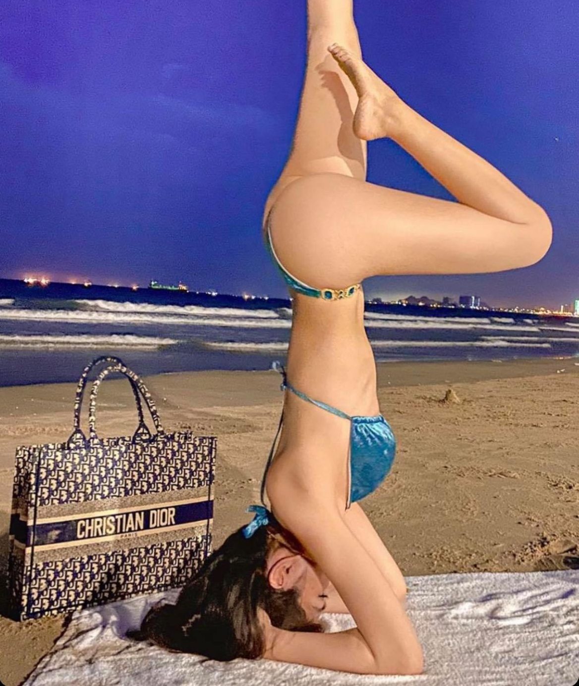 Nữ sinh nổi tiếng nhất Sài thành mặc bikini “trồng cây chuối” điêu luyện trên bãi biển - 3