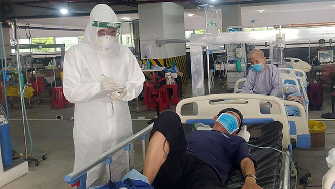 Anh Học theo dõi, chăm sóc bệnh nhân mắc COVID-19 tại Bệnh viện Dã chiến số 10, TP Hồ Chí Minh