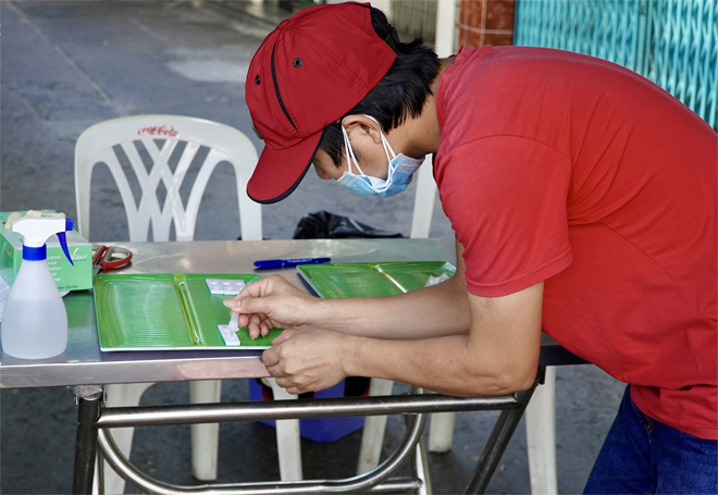 Người dân TP.HCM tự lấy mẫu xét nghiệm dưới dự giám sát của nhân viên y tế 