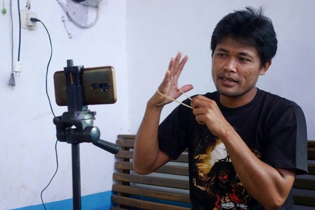 Anh mạnh dạn làm các video hài rồi đăng tải lên mạng sau khi xem một chương trình về người nổi tiếng ở Indonesia

