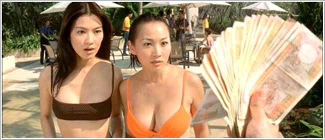 Điện ảnh Hong Kong nổi tiếng với những thước phim nóng bỏng, táo bạo. Ngoài dòng phim 18+, xứ Cảng thơm khá chuộng những cảnh tắm hay mặc bikini ướt át ở bể bơi. Mới đây, cảnh mỹ nhân diện bikini khoe dáng ở bể bơi gây 'bão' mạng được chia sẻ lại thu hút sự chú ý của cư dân mạng. Ấn tượng nhất trong số đó phải kể đến vai diễn của Úc Phương (Meggie Yu) trong Vua bịp đại chiến Las Vegas - The Conmen In Vegas (1999).
