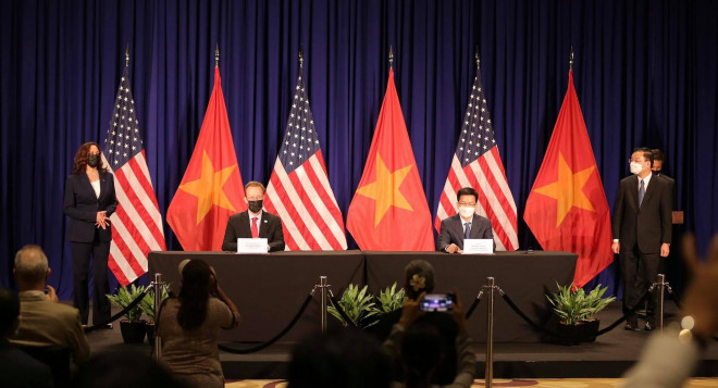 Phó Tổng thống Mỹ Kamala Harris và Chủ tịch UBND TP Hà Nội Chu Ngọc Anh dự lễ ký thỏa thuận thuê đất để xây dựng trụ sở mới của Đại sứ quán Mỹ tại Hà Nội - Ảnh: Ngô Nhung