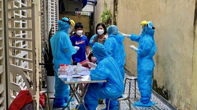 Lực lượng chức năng lấy mẫu xét nghiệm tại ngõ nhà cháu N.Đ.M