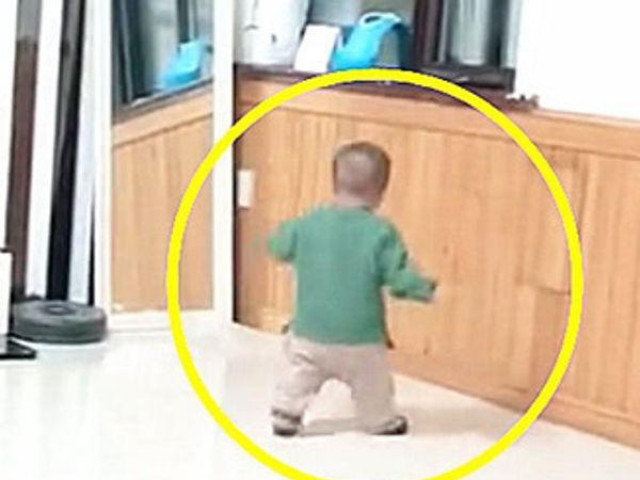 Bạn trẻ - Cuộc sống - Bé trai đập đầu vào tường sau khi bị mắng khiến bà nội sợ chết khiếp