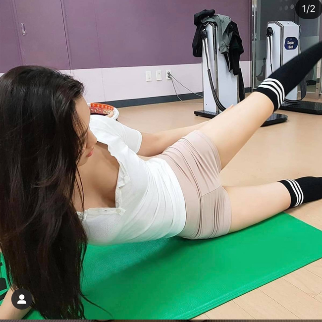 Gam màu nude tối hơn tông da 1 - 2 bậc sẽ&nbsp;giúp người mặc được đánh giá cao về độ chỉn chu, tinh tế.
