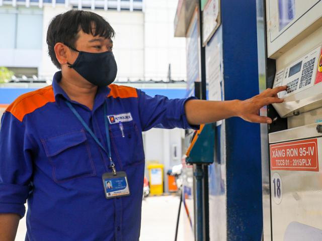 Thị trường - Tiêu dùng - Giá xăng dầu giảm mạnh kể từ 15h chiều nay 26/8