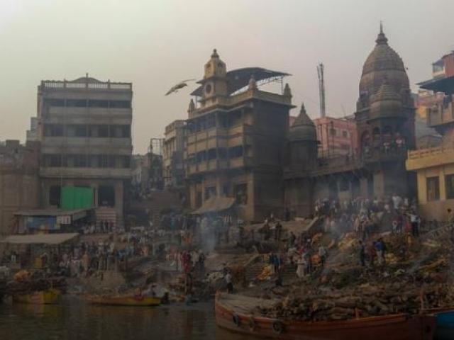 Du lịch - Vì sao người Ấn Độ rải tro cốt xuống sông Hằng?