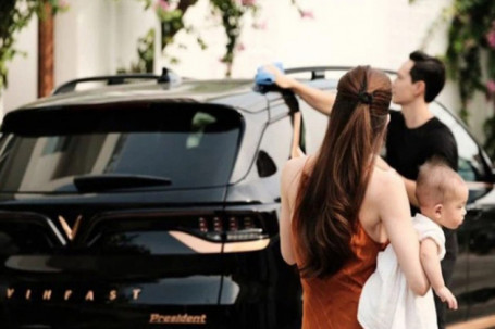 Kim Lý tự tay rửa xe "chủ tịch", Hồ Ngọc Hà ra ngắm xong "đi vô"