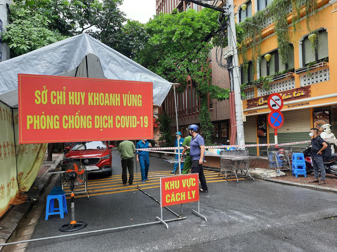Lực lượng chức năng lập chốt khu vực cách ly tại nơi có ca dương tính SARS-CoV-2.