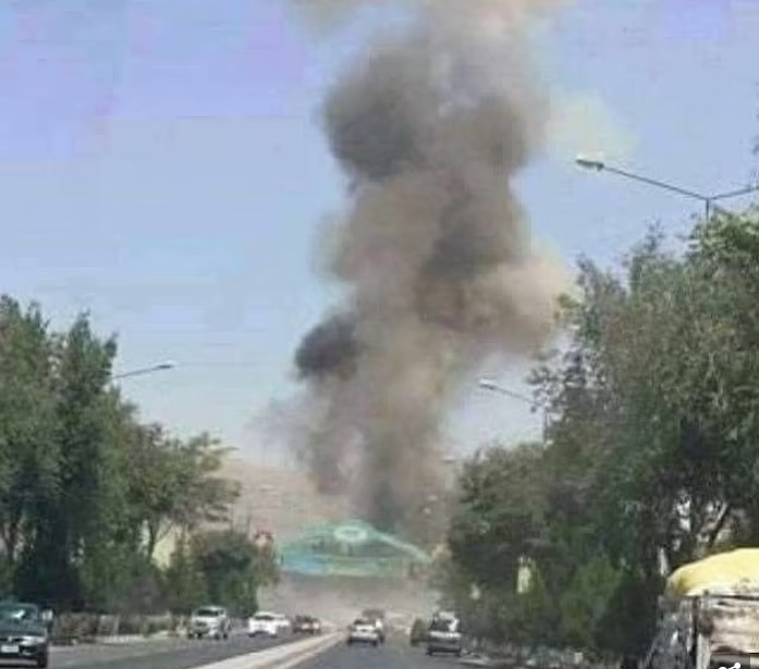 Hai vụ nổ xảy ra gần sân bay quốc tế Kabul, Afghanistan hôm 26/8. Ảnh: Twitter