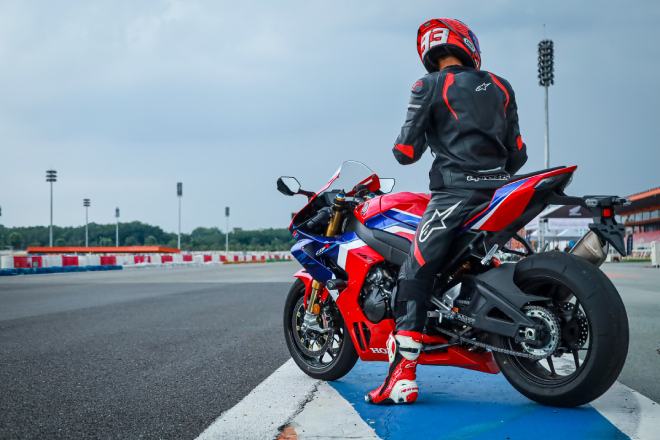 Honda CBR1000RR-R - superbike phong cách xe đua
