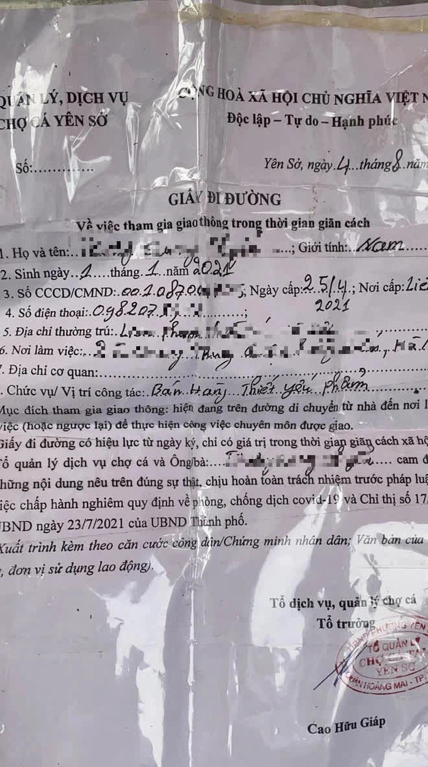 Giấy đi đường của người bán cá bị UBND phường Tràng Tiền thu lại.